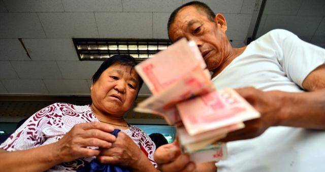 为何养老金到账后<strong></p>
<p>股票派息几点到账</strong>，很多退休人员会第一时间取现？这几点应了解！