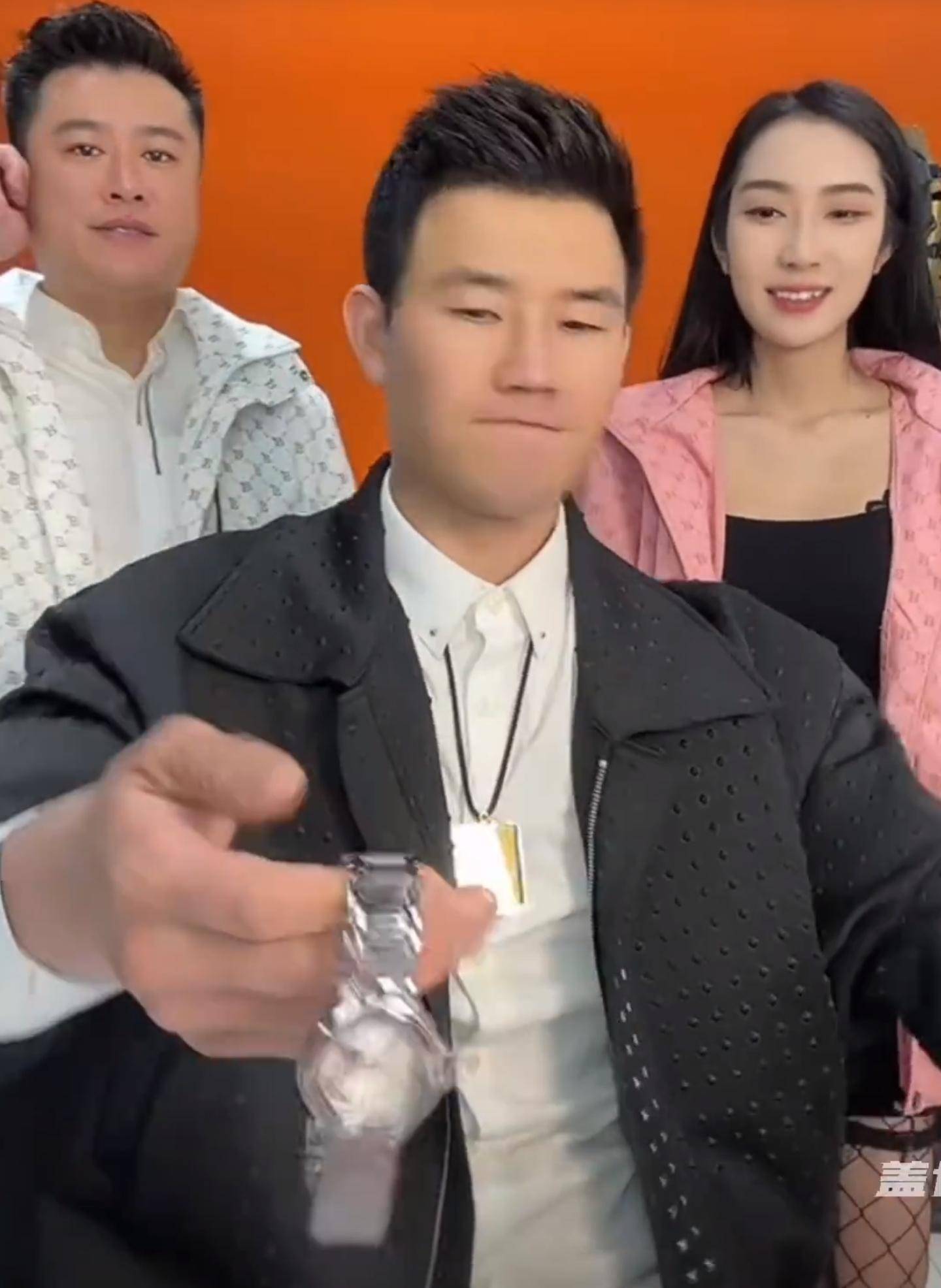 嘎子谢孟伟直播翻车<strong></p>
<p>卖股票佣金</strong>，卖手表宣传“一分不赚”，事后被扒佣金25%