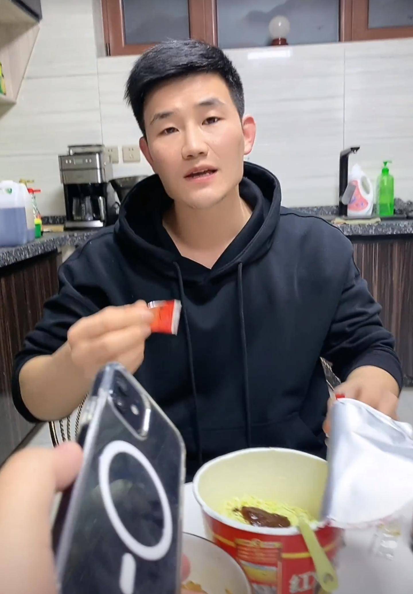 嘎子谢孟伟直播翻车<strong></p>
<p>卖股票佣金</strong>，卖手表宣传“一分不赚”，事后被扒佣金25%