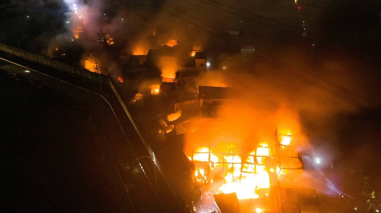 突发<strong></p>
<p>香港贵金属储存仓库</strong>！印尼国家石油公司油库爆炸 17死、逾50人受伤 全国25%燃料供应搏斗大火