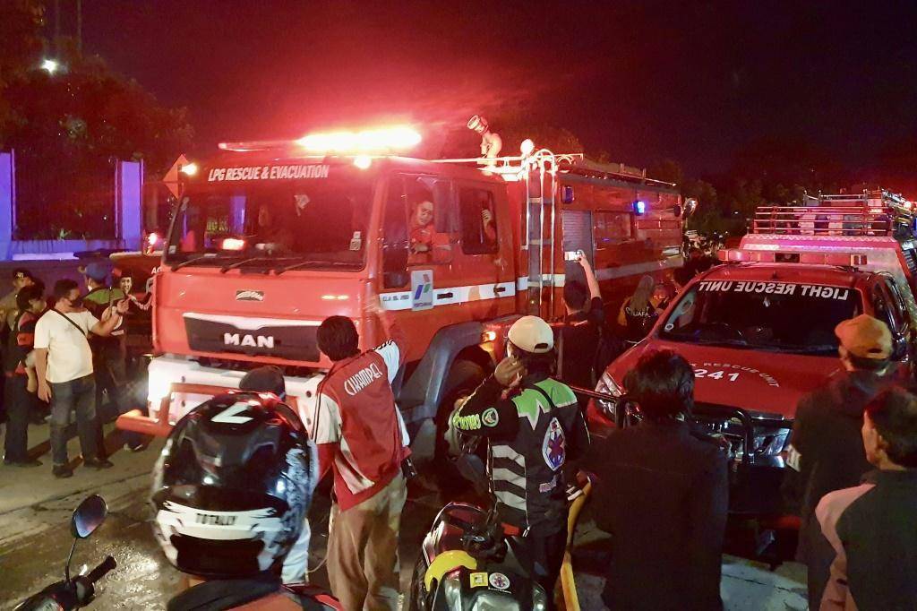 突发<strong></p>
<p>香港贵金属储存仓库</strong>！印尼国家石油公司油库爆炸 17死、逾50人受伤 全国25%燃料供应搏斗大火