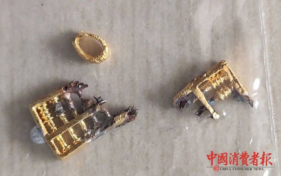 999‰足金吊坠熔化后“变黑”<strong></p>
<p>贵金属金含量99</strong>？天津市消协三问“央广购物”
