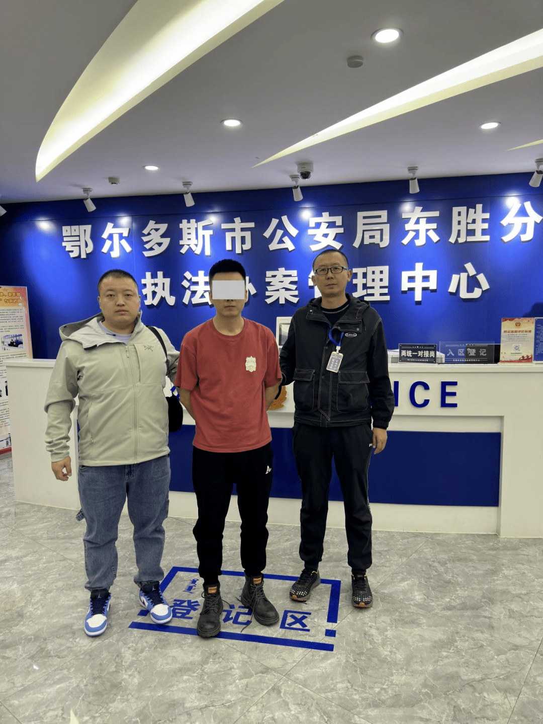 在微信朋友圈里买这个<strong></p>
<p>微信上玩贵金属</strong>，内蒙古一男子被骗4.9万元！