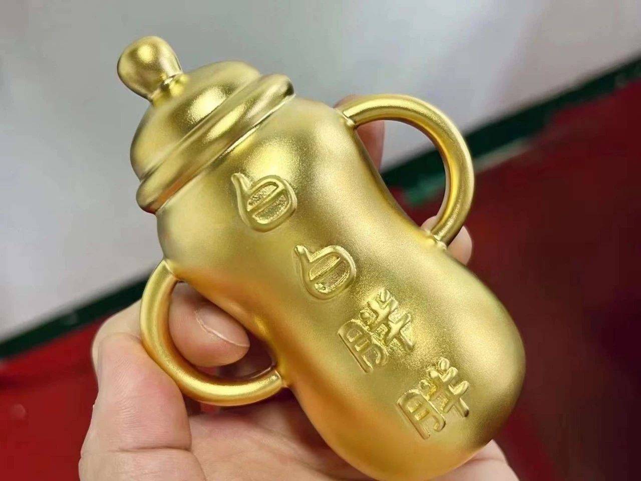 攒了许多年的黄金？哪里回收？今日黄金回收价格<strong></p>
<p>黄金回收平台</strong>，今日金价查询