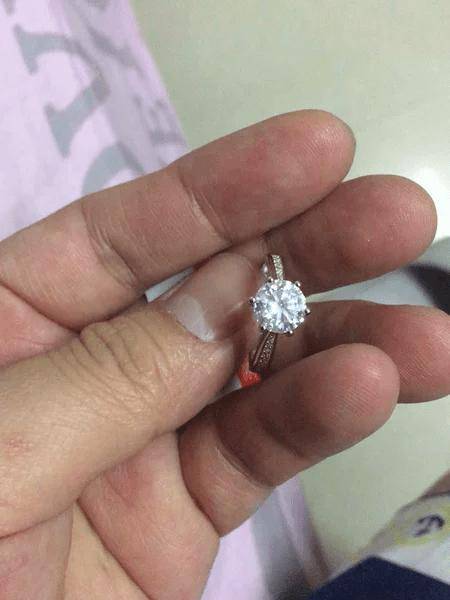 莫桑钻值得买吗<strong></p>
<p>稀缺贵金属戒指图片</strong>？