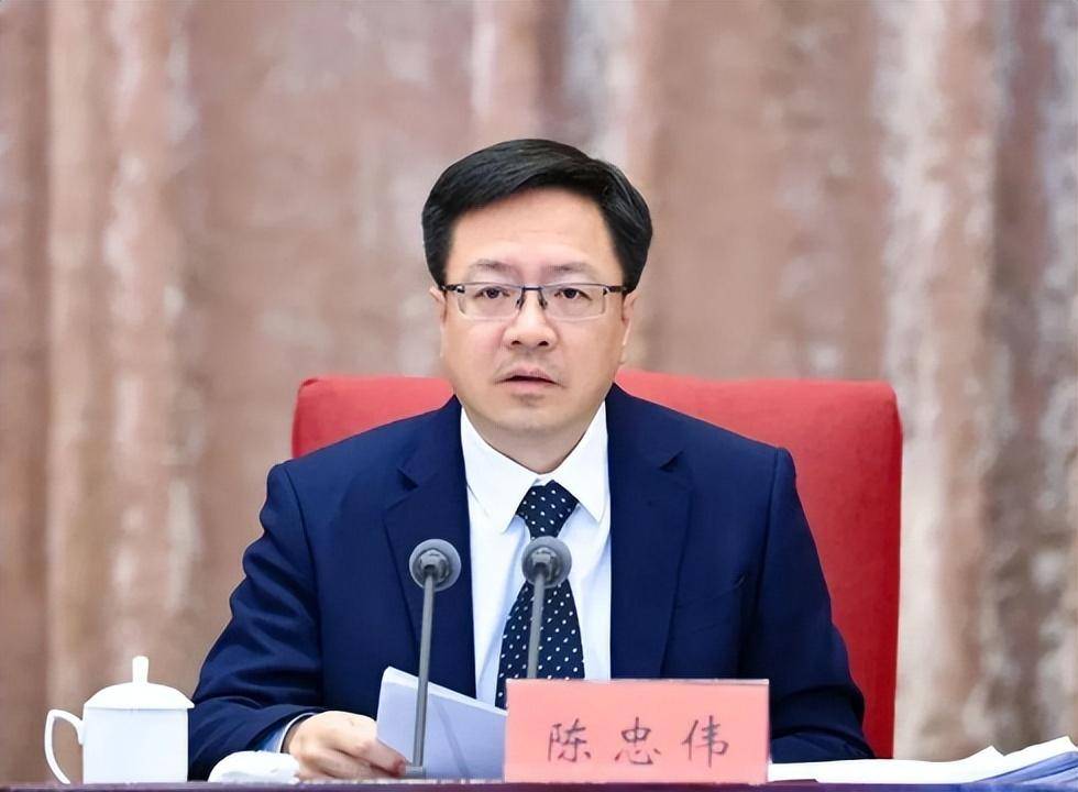 陈忠伟任宿迁市委书记<strong></p>
<p>云南贵金属集团刘伟</strong>，上月率队赴京拜访京东集团与刘强东见面
