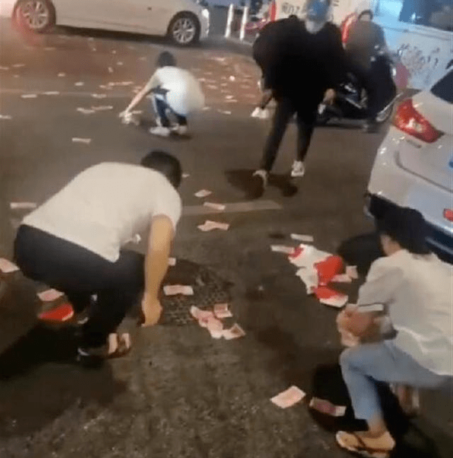 厦门街头惊现神秘男子疯狂“撒币”<strong></p>
<p>币讯网</strong>！现金1分钟内被疯抢？网传原因是它？警方已介入！