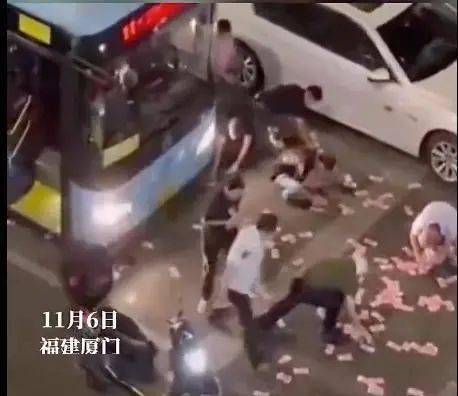 厦门街头惊现神秘男子疯狂“撒币”<strong></p>
<p>币讯网</strong>！现金1分钟内被疯抢？网传原因是它？警方已介入！