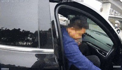 厦门街头惊现神秘男子疯狂“撒币”<strong></p>
<p>币讯网</strong>！现金1分钟内被疯抢？网传原因是它？警方已介入！
