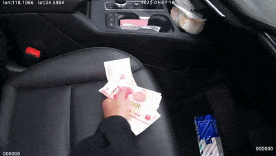 厦门街头惊现神秘男子疯狂“撒币”<strong></p>
<p>币讯网</strong>！现金1分钟内被疯抢？网传原因是它？警方已介入！
