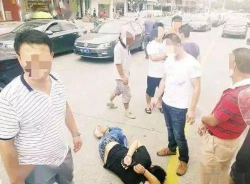厦门街头惊现神秘男子疯狂“撒币”<strong></p>
<p>币讯网</strong>！现金1分钟内被疯抢？网传原因是它？警方已介入！