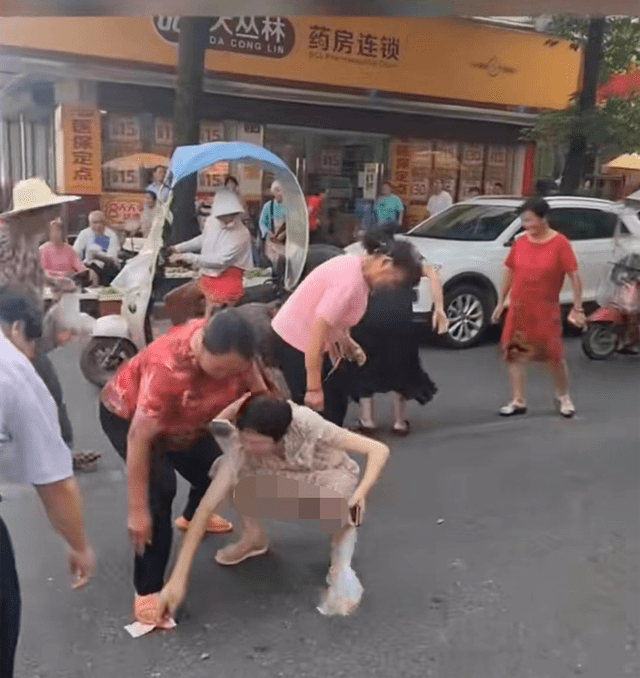 厦门街头惊现神秘男子疯狂“撒币”<strong></p>
<p>币讯网</strong>！现金1分钟内被疯抢？网传原因是它？警方已介入！
