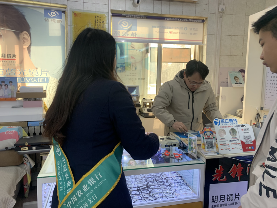 农行济南银河支行开展整治拒收人民币专项活动