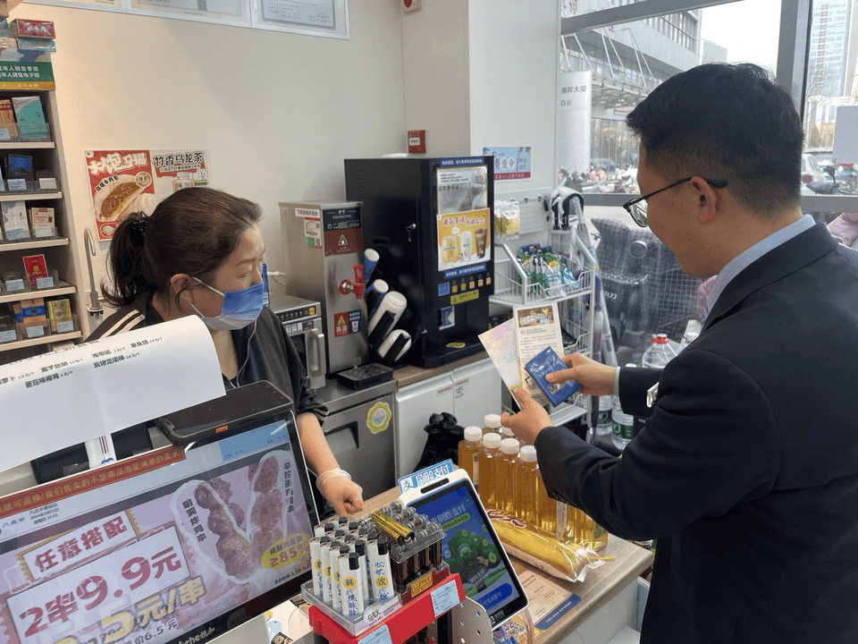 民生银行济南高新支行开展整治拒收人民币宣传活动