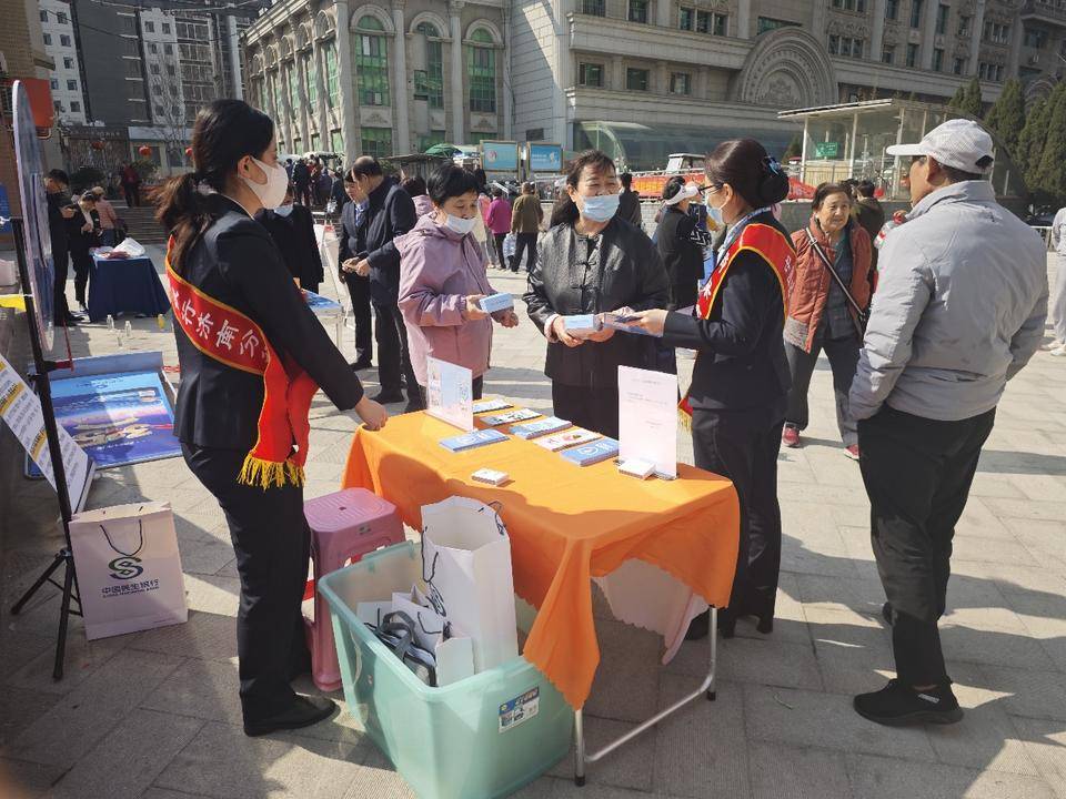 民生银行济南文东支行开展“整治拒收人民币现金”宣传活动