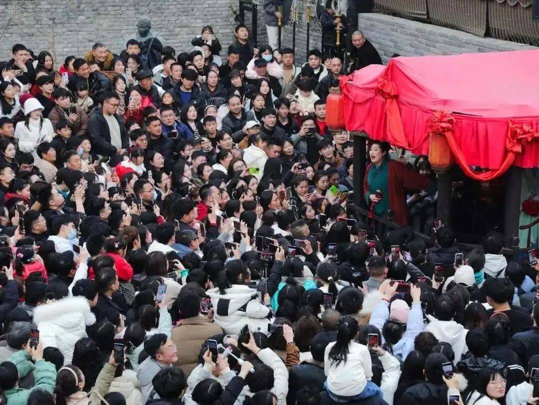 约会软件已经过时了<strong></p>
<p>现在软件</strong>，现在流行群面式相亲
