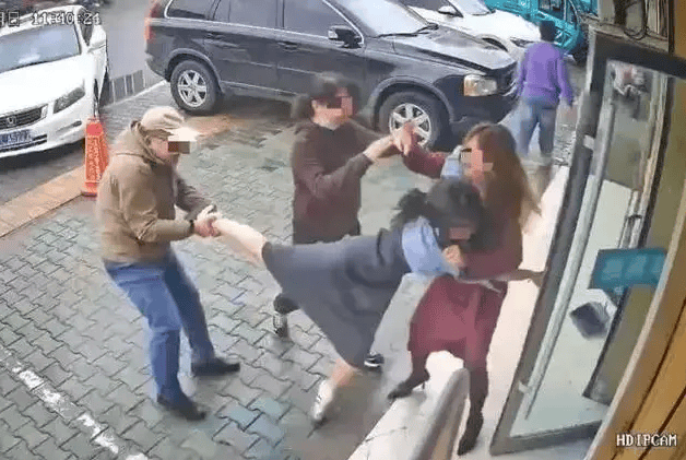 公职夫妻因挪车将女子打骨折<strong></p>
<p>加密货币行情</strong>，想40万私了？通报来了