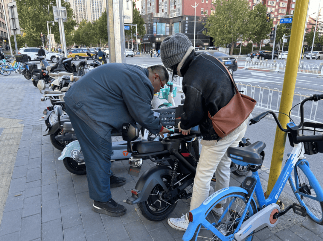 电动自行车“新规”即将实施<strong></p>
<p>使用软件</strong>，北京部分车管站“扎堆儿”上牌