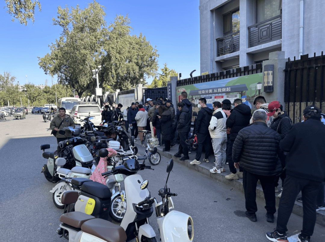 电动自行车“新规”即将实施<strong></p>
<p>使用软件</strong>，北京部分车管站“扎堆儿”上牌