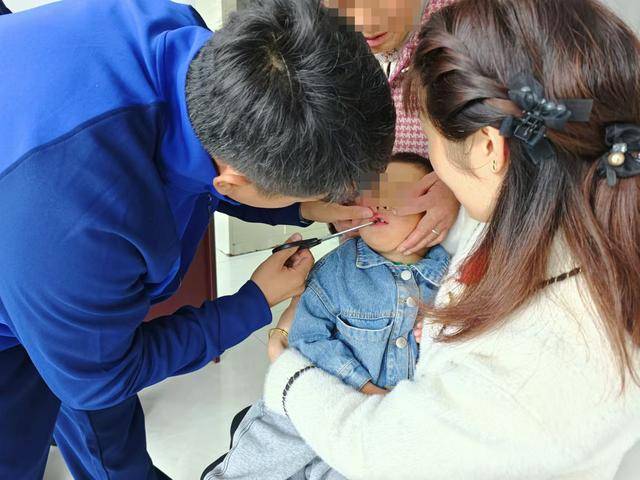 北京五岁男童把鱼钩放进嘴<strong></p>
<p>使用软件</strong>，家长发现抱着孩子直奔消防站