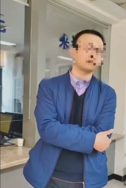 规划局副局长跳窗逃离<strong></p>
<p>v币</strong>，被堵4小时不能怪群众