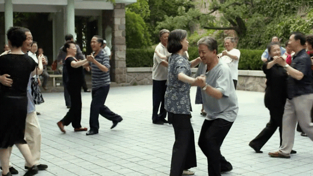 盼着退休的年轻人<strong></p>
<p>v币</strong>，提前30年看养老院