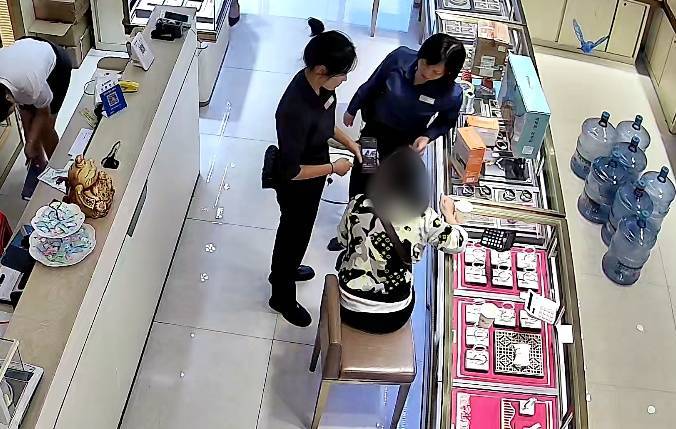 柳州女子到柳南万达买3万元黄金<strong></p>
<p>人为软件</strong>，不挑款不问价，店员吓到报警！
