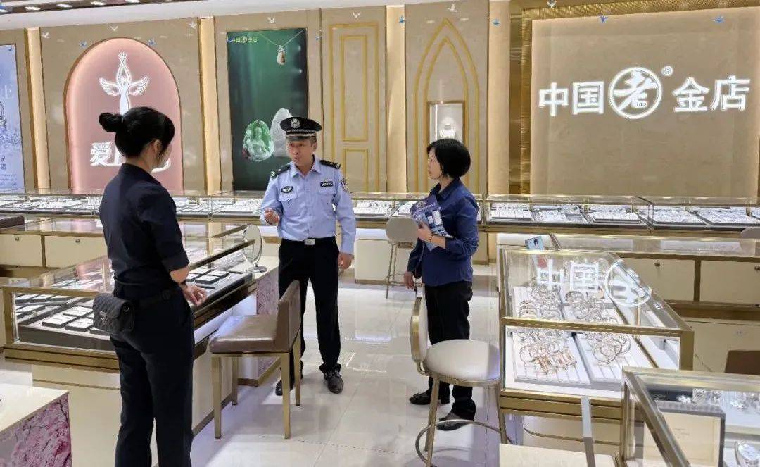 柳州女子到柳南万达买3万元黄金<strong></p>
<p>人为软件</strong>，不挑款不问价，店员吓到报警！