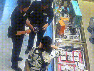 柳州女子到柳南万达买3万元黄金<strong></p>
<p>人为软件</strong>，不挑款不问价，店员吓到报警！
