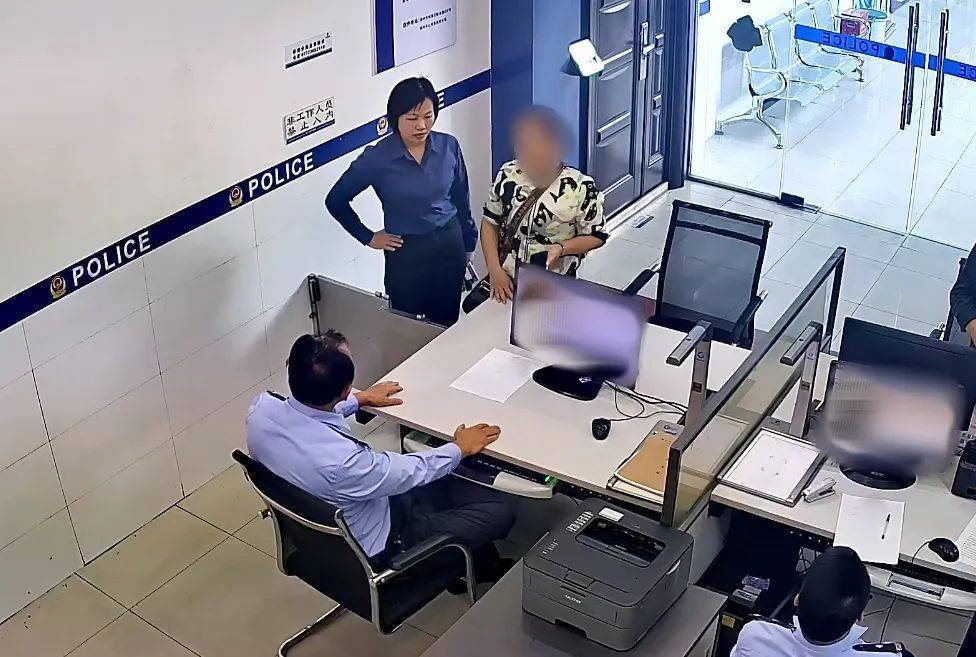 柳州女子到柳南万达买3万元黄金<strong></p>
<p>人为软件</strong>，不挑款不问价，店员吓到报警！