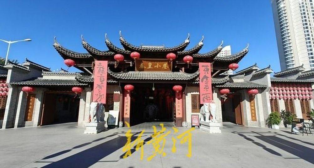 秦皇岛一网红夜市被指违规占用规划绿地却经营4年之久<strong></p>
<p>个人交易系统</strong>，当地回应：无审批手续 | 刚调查