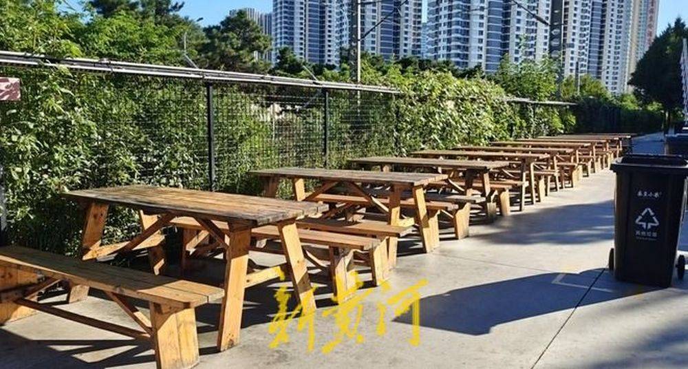 秦皇岛一网红夜市被指违规占用规划绿地却经营4年之久<strong></p>
<p>个人交易系统</strong>，当地回应：无审批手续 | 刚调查