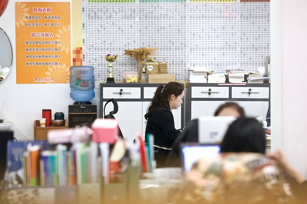 班主任放狠话“全家死了就不用签字”<strong></p>
<p>个人交易系统</strong>,被调岗或许是福报