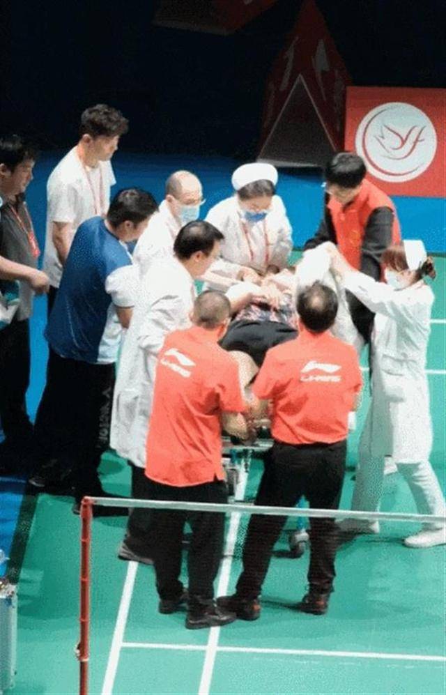 羽毛球世界第一石宇奇比赛中突发意外<strong></p>
<p>个人交易系统</strong>，被担架抬走后留院观察