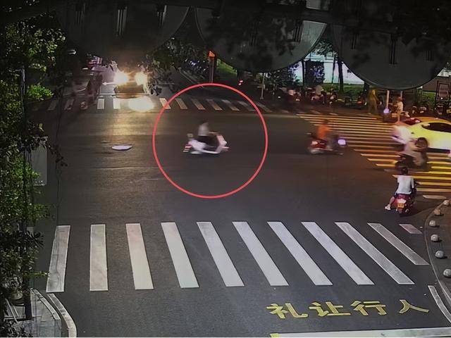 一女子肇事逃逸后仍去逛街<strong></p>
<p>货币升值</strong>，被抓后竟称：是路人劝我走的