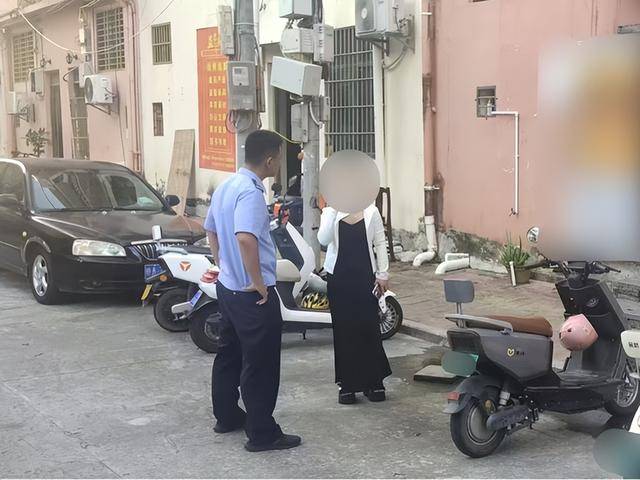 一女子肇事逃逸后仍去逛街<strong></p>
<p>货币升值</strong>，被抓后竟称：是路人劝我走的