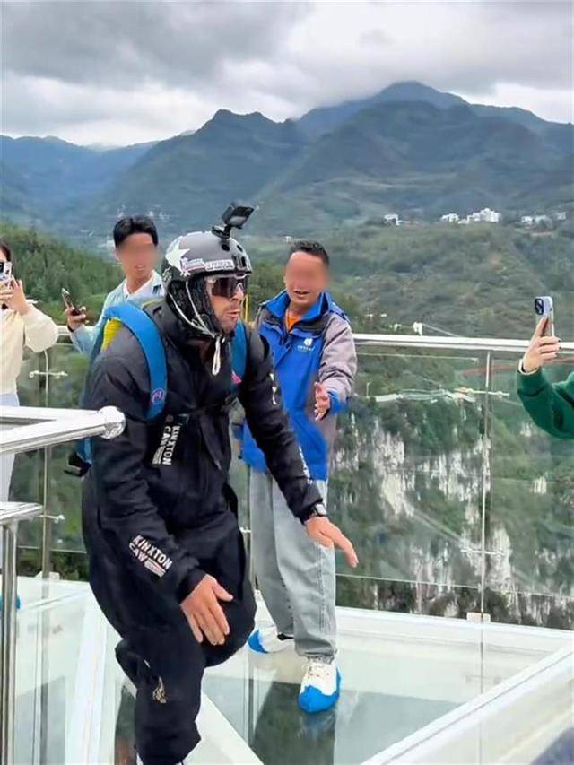 视频疯传！外国男子云南跳伞开伞失败<strong></p>
<p>货币升值</strong>，急速坠落？景区澄清：视频不完整，开伞成功了