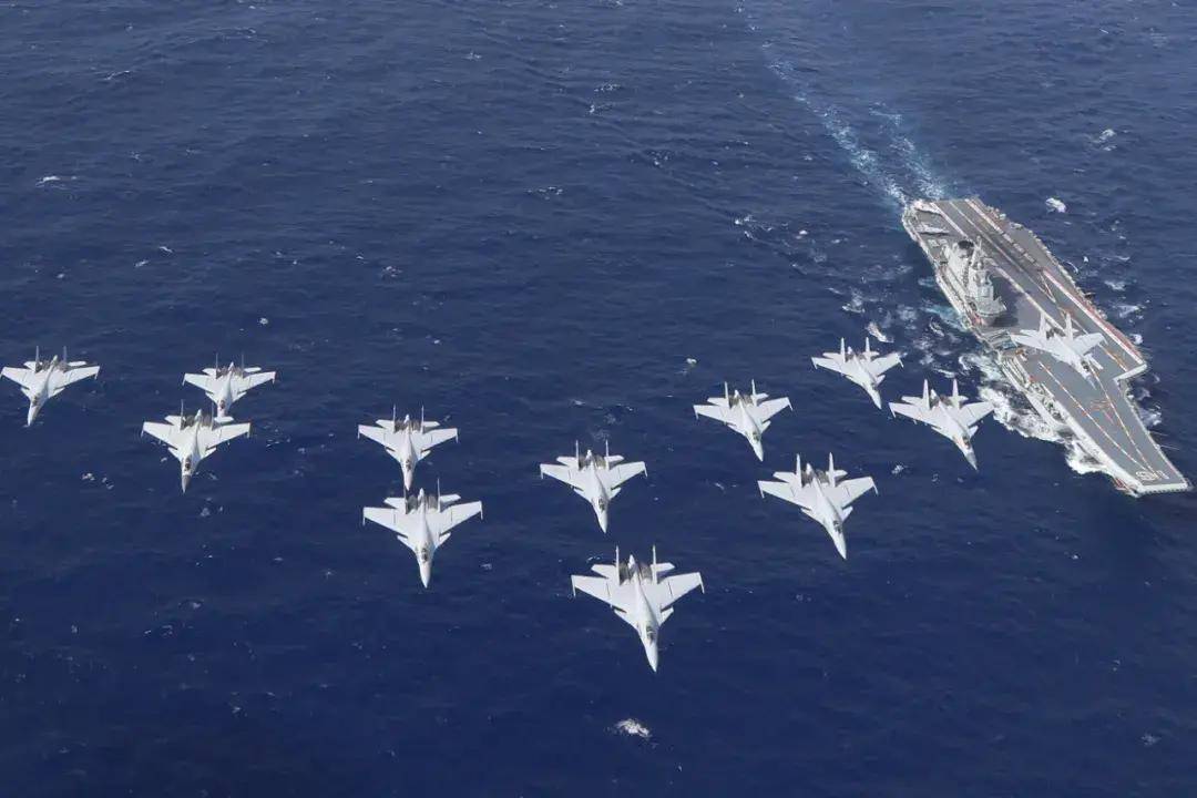 中国首个双航母战斗群横空出世<strong></p>
<p>货币升值</strong>！歼-15B/D居然悄悄装备这么多了？