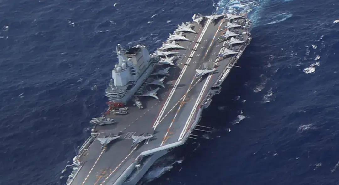 中国首个双航母战斗群横空出世<strong></p>
<p>货币升值</strong>！歼-15B/D居然悄悄装备这么多了？
