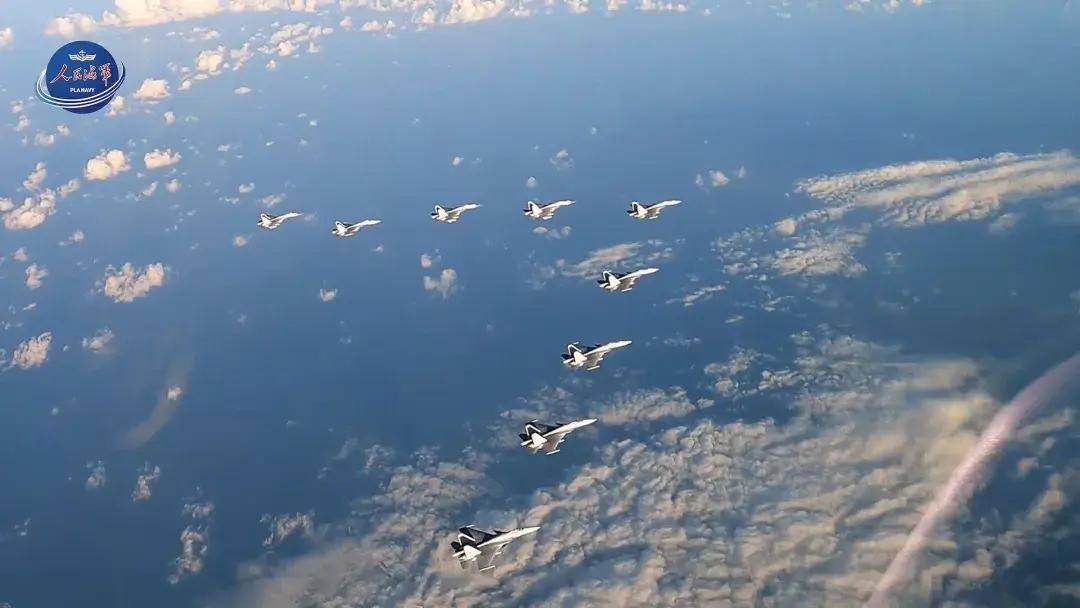 中国首个双航母战斗群横空出世<strong></p>
<p>货币升值</strong>！歼-15B/D居然悄悄装备这么多了？