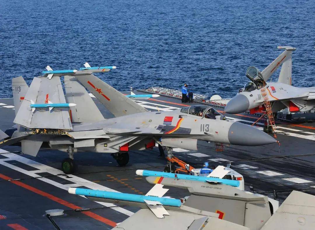 中国首个双航母战斗群横空出世<strong></p>
<p>货币升值</strong>！歼-15B/D居然悄悄装备这么多了？