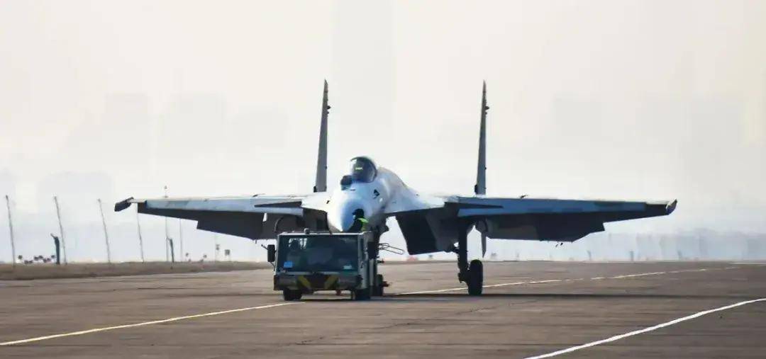 中国首个双航母战斗群横空出世<strong></p>
<p>货币升值</strong>！歼-15B/D居然悄悄装备这么多了？