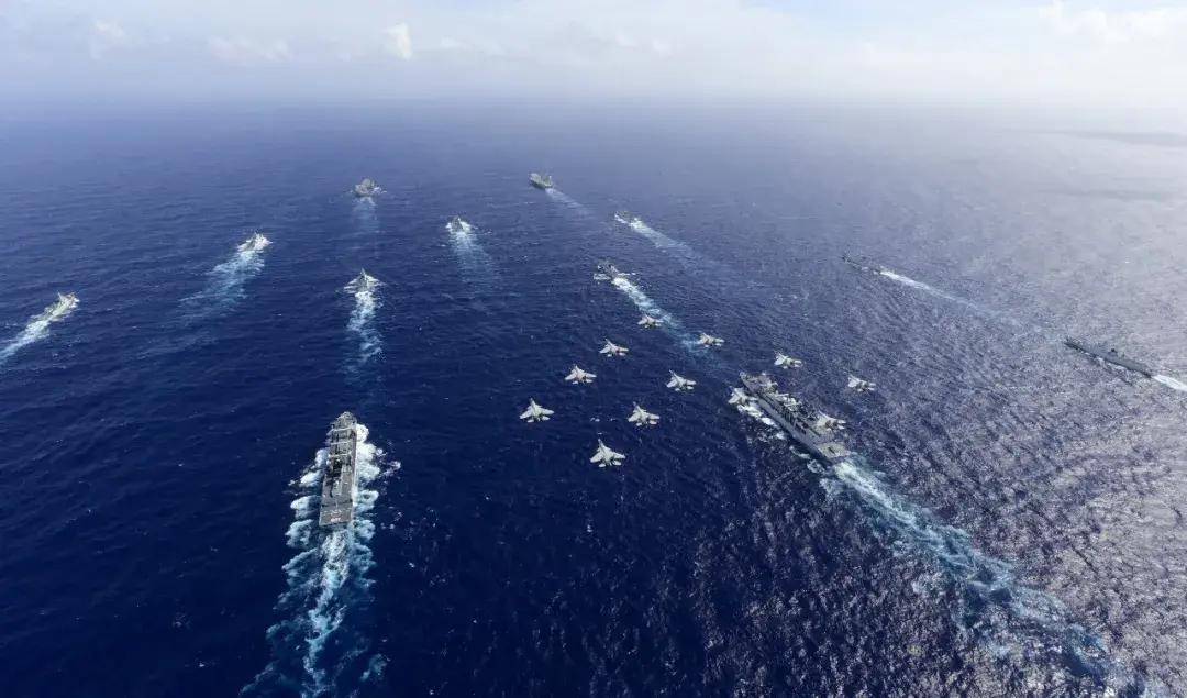 中国首个双航母战斗群横空出世<strong></p>
<p>货币升值</strong>！歼-15B/D居然悄悄装备这么多了？