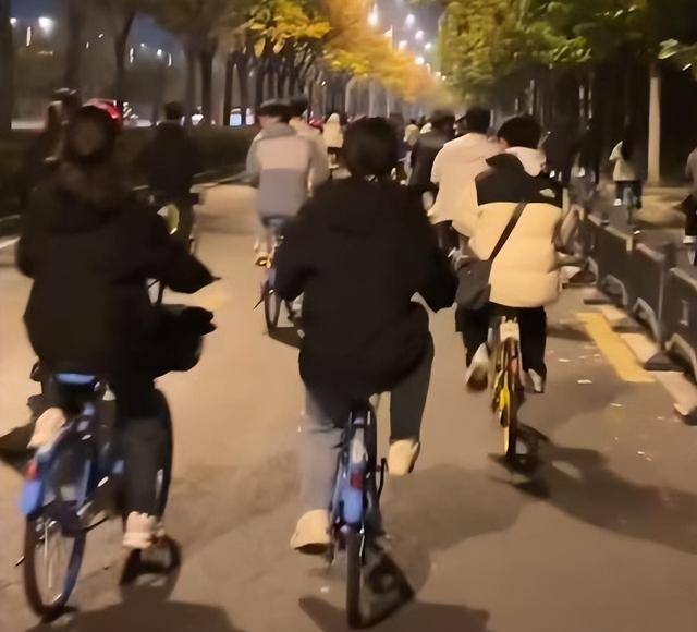 一觉醒来开封全是单车<strong></p>
<p>gxs币行情</strong>，调度员：拉不完，根本拉不完！