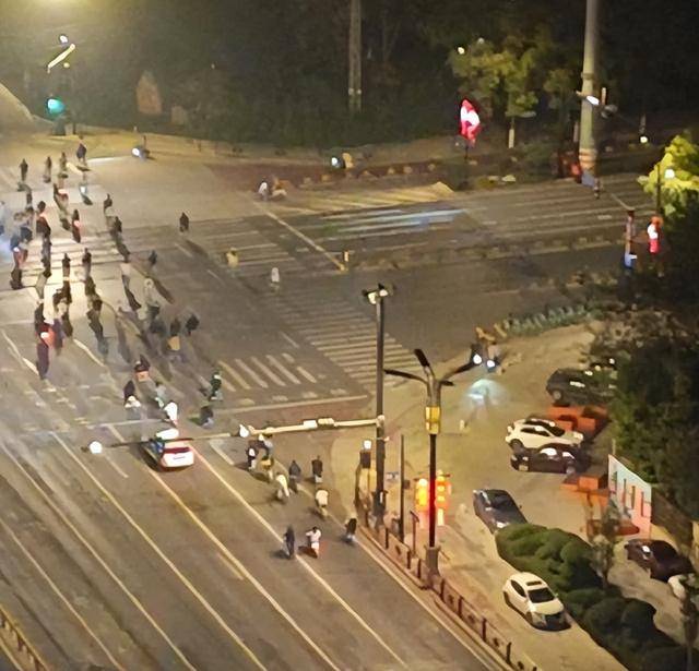 一觉醒来开封全是单车<strong></p>
<p>gxs币行情</strong>，调度员：拉不完，根本拉不完！