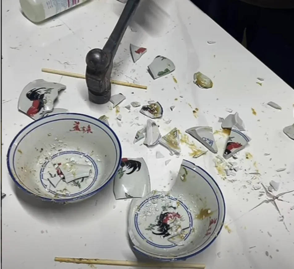 网红夫妇被传有传染病<strong></p>
<p>币圈行情</strong>，餐馆砸餐具撇清？官方回应