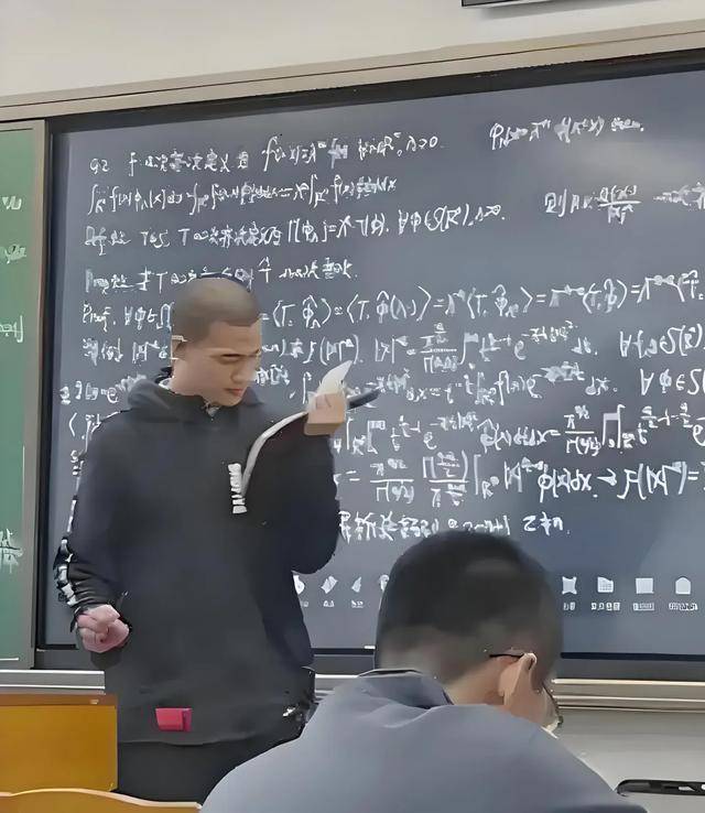 韦东奕上课照片走红<strong></p>
<p>币圈行情</strong>，新发型吸睛，网友：板书真漂亮，可惜看不懂
