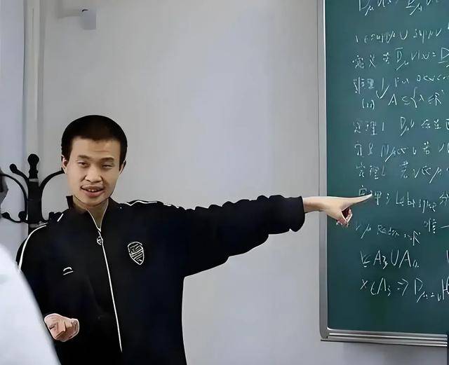 韦东奕上课照片走红<strong></p>
<p>币圈行情</strong>，新发型吸睛，网友：板书真漂亮，可惜看不懂