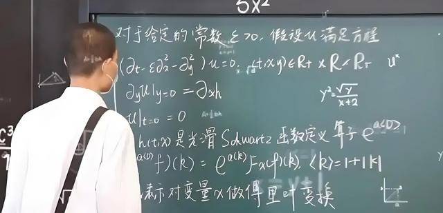 韦东奕上课照片走红<strong></p>
<p>币圈行情</strong>，新发型吸睛，网友：板书真漂亮，可惜看不懂