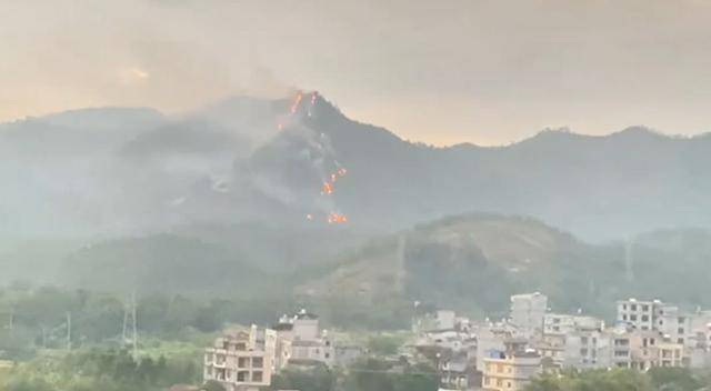 广西博白突发山火<strong></p>
<p>比特币吧</strong>，数公里外县城能看到明火，应急：已扑灭，无人员伤亡和重大财产损失